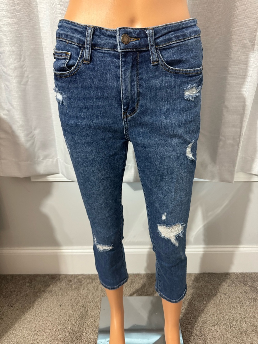 Cool Judy Blue size 7 28 blue distressed capri fit denim jeans